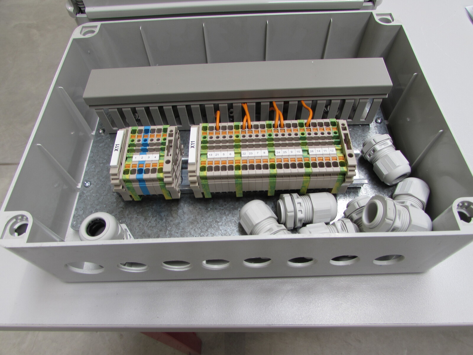Terminal box / end switch back - feed cart 4 rows / position